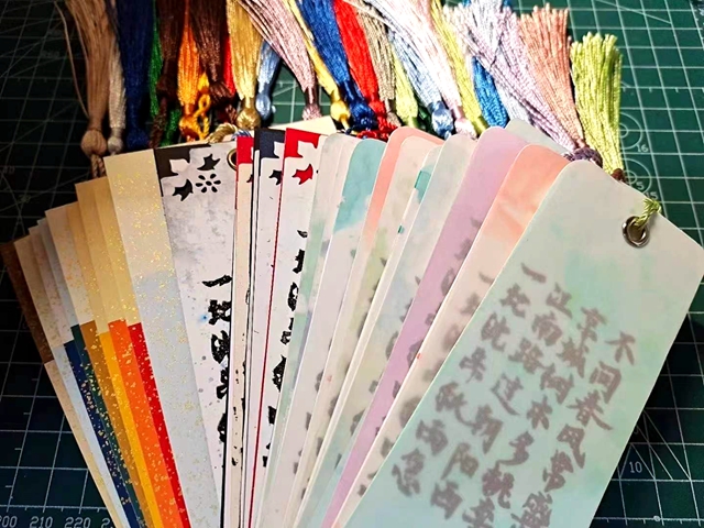 李佳霖等同學(xué)制作的書(shū)簽.jpg