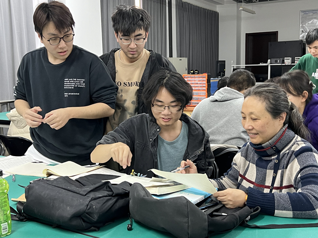 與學生討論課程內(nèi)容.jpg