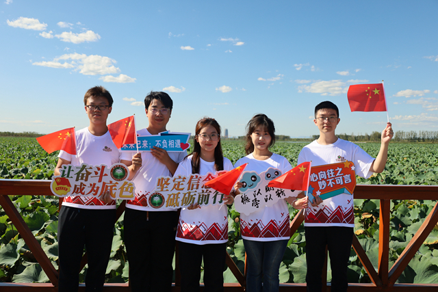北京理工大學(xué)師生在白洋淀雁南堤實(shí)地調(diào)研.jpg